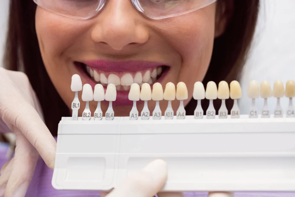 dentista-examina-paciente-femenino-tonos-dientes-BLANQUEAMIENTO
